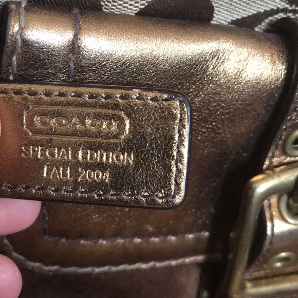 2004 Gold Coach - Picture 3 of 8